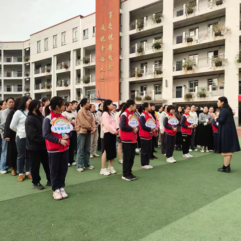双向奔赴 共育花开 	——期中家长会