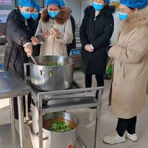 家校共筑成长 守护舌尖安全 ——穆口小学开展食堂开放日活动