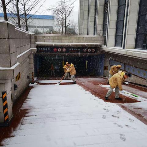 风雪弥漫处     扫雪暖人心