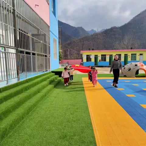 同升国旗，“幼”见美好                             ——瓦房口镇中心幼儿园升国旗主题活动