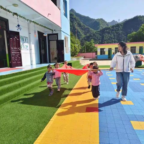 小小升旗手，满满爱国心        ——瓦房口镇中心幼儿园升国旗仪式