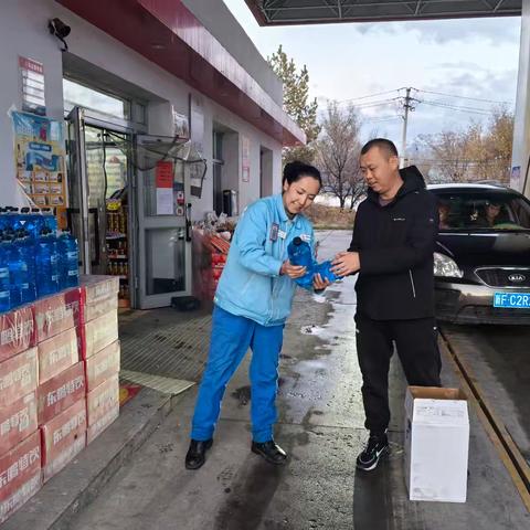 伊犁销售公司托海加油站掀起“咔咔酷优特” 玻璃养护液销售热潮