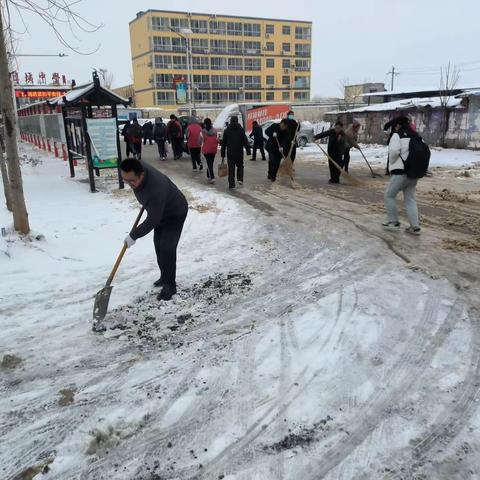 “热情融冰雪 ﻿爱心满校园”—韩垓镇中学除雪纪实