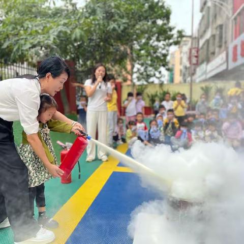 消防演练，安全“童”行 ——明星礼仪幼儿园消防演练