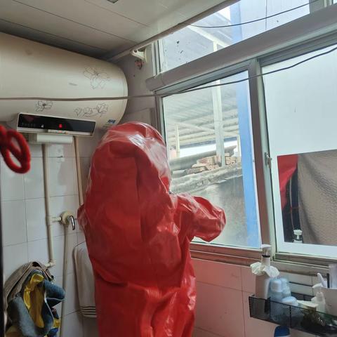 【我为群众办实事】居然之家小型站消防员处理马蜂窝消除居民区安全隐患