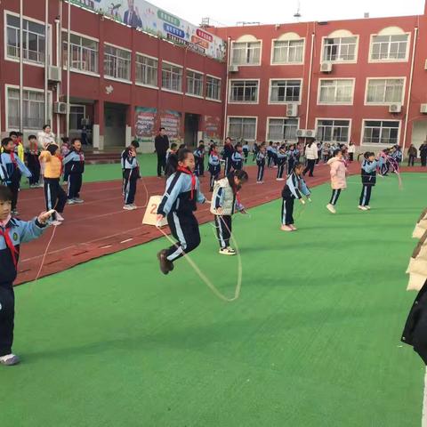 “摇”出快乐，“跳”出健康——记逸夫小学三年级跳绳大比拼