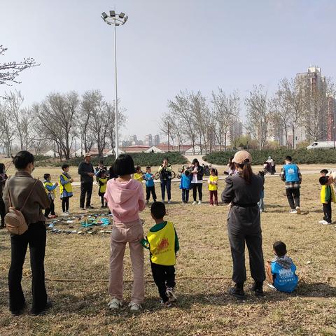 [太阳]樊登小读者狮城书房&那片森林幼儿园“书香清州 阅动青县”阅读活动来啦： [玫瑰]三月，在小读者与好书相遇，与自己相遇，与美好的灵魂相遇。 [礼物]让心灵慢下来，在姹紫嫣红开遍的春天，听花开的声