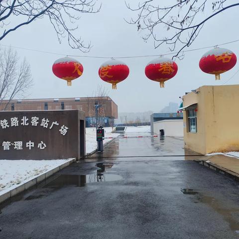 雪落知寒意，除雪暖人心。