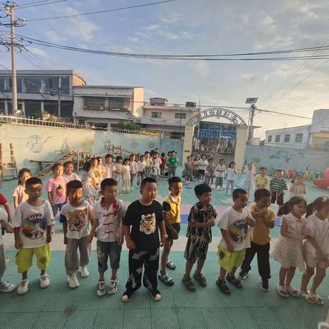 “勇敢长大，共赴星火”朵培特幼儿园大一班勇敢之夜