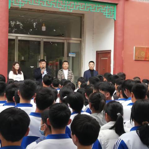 让爱心插上翅膀，让生命浸润书香——洪绪中学“枣•悦读”走进龙庄社区活动