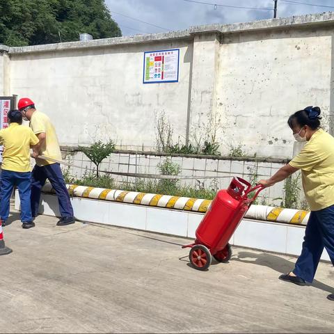 曲靖公司宏发加油站组织开展卸油过程中起火应急预案演练