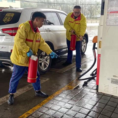 曲靖公司宏发加油站进行加油过程中加油道起火应急预案演练