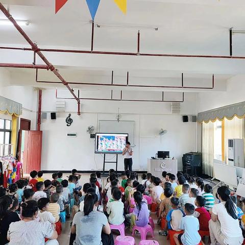《党建引领童心路，小小脚步看阅兵》
