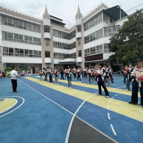 “篮”得经常 乐在“球”中                               ——第一幼儿园篮球培训