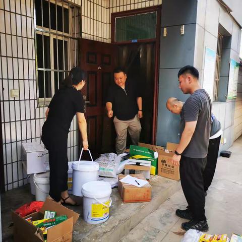 周陵街道开展夏季病媒生物防制药品发放活动