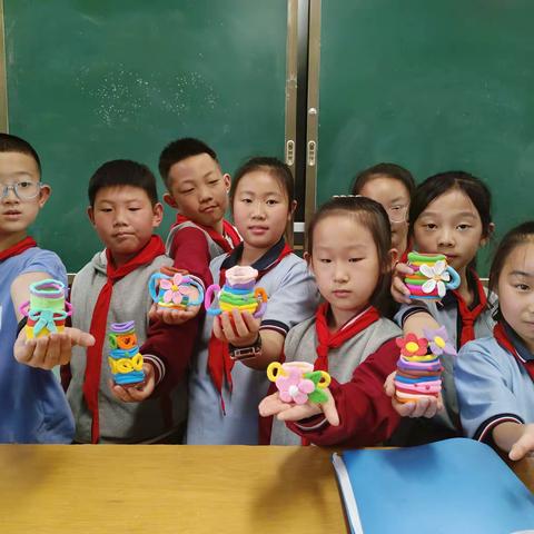 三年级美术《别致的小花瓶》学生作品展