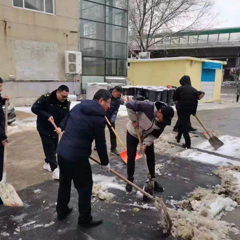 以雪为令 闻雪而动——大队领导带领直属中队机动中队清扫道路积雪