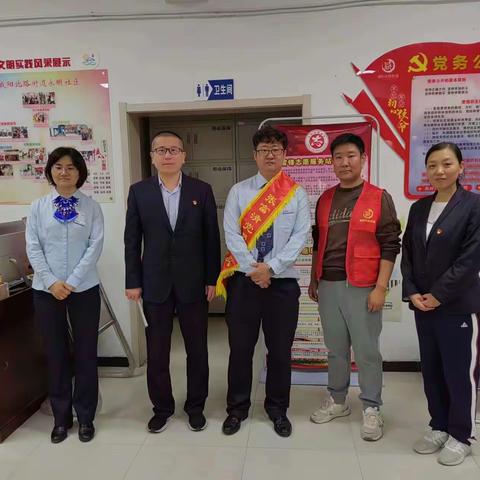 西北角支行党支部坚持党建引领业务，走进单位和社区提供金融服务