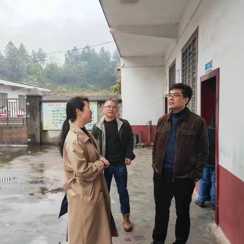 细雨萦怀，共谋新篇------县教育局局长何纲华同志莲塘坳镇中小学校调研行