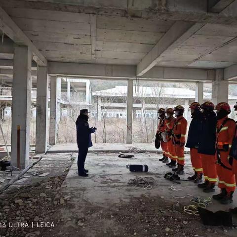 凤鸣路消防救援站组织开展地下有限空间救援实操训练