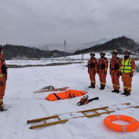 凤鸣路消防救援站积极开展冰面救援训练