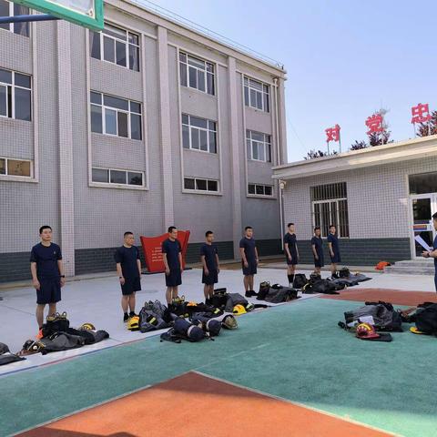 凤鸣路消防救援站开展规范化着装训练及建筑火灾扑救理论授课