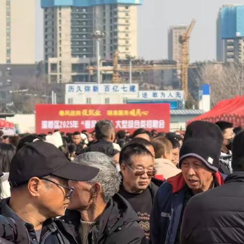 灞桥区十里铺街道长乐坡社区组织辖区居民参加“春风行动”大型招聘会活动，助力辖区居民实现就业梦
