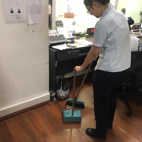 黄河路支行开展环境清洁及美化活动