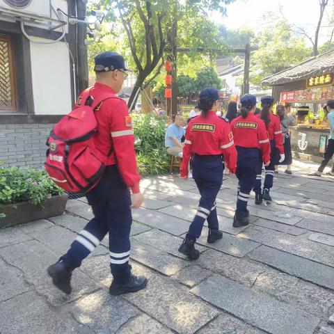 国庆长假，我队启动应急备勤，维护甘坑小镇旅游秩序，力保障游客平安