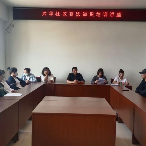普法宣传进社区         热情服务暖人心