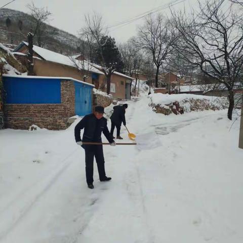 清理积雪保障道路畅通