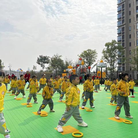 南昌县第二幼教集团金沙园中二班    “ 早操展风采✌️，锻炼促成长💪”