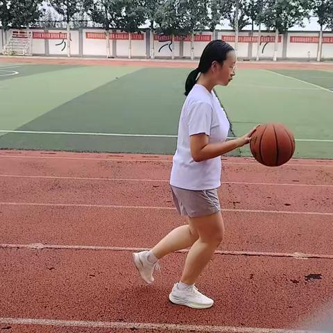 《在运动、笔墨与光影中成长———我的暑期印记 》 ‍县直初中243班梁晨曦 ‍ ‍