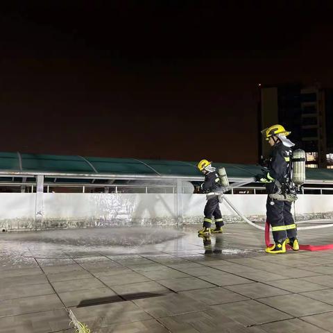 兴围加强分队积极开展夜间营区实战化训练