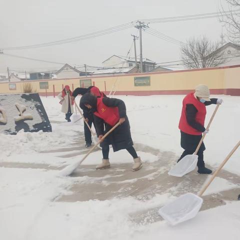 雪舞无声扮校园 除冰扫雪保安全——李东内小学教师扫雪行动