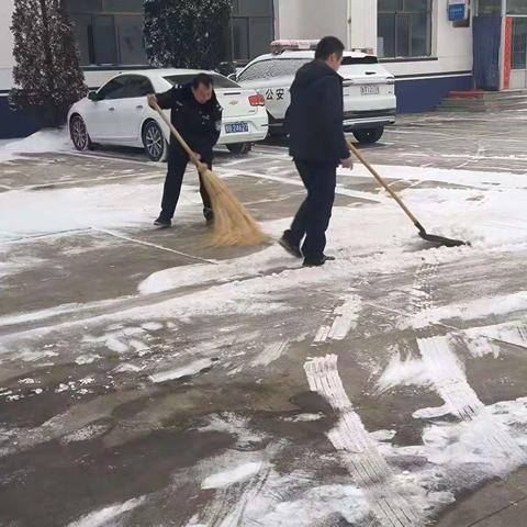 怀仁市护路办专职中队开展除雪行动