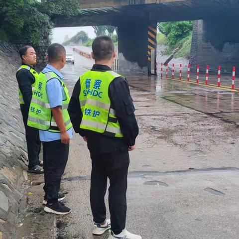 紧绷防汛安全线，共建平安铁路通