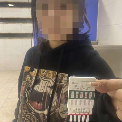 治安五队查处一起吸毒案件