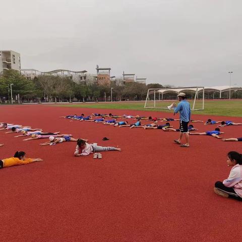 畅游泳池，怡然自得|洋浦经济开发区第二小学游泳培训开课啦！