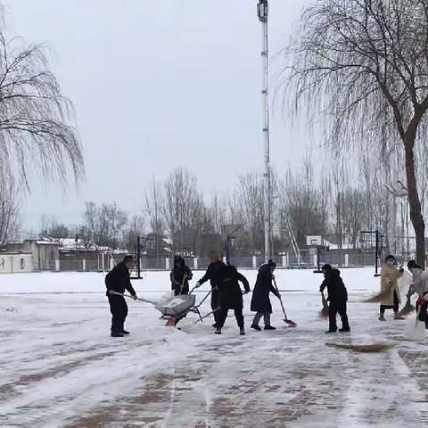 冬日里的温暖——记理合务镇中心小学教职工铲雪活动