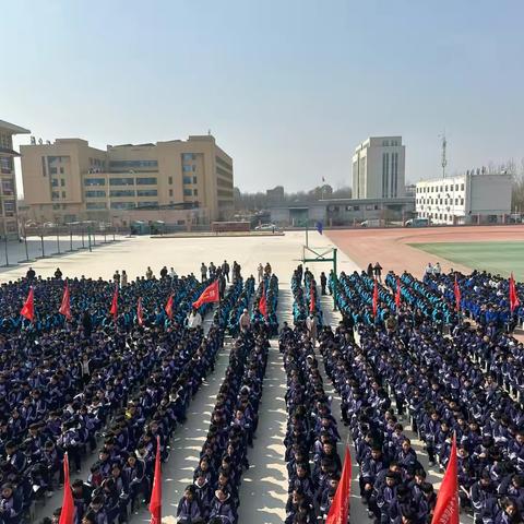 奋进新征程，荣耀绽新篇——第一初级中学兴郓校区2025年春季开学典礼暨表彰大会