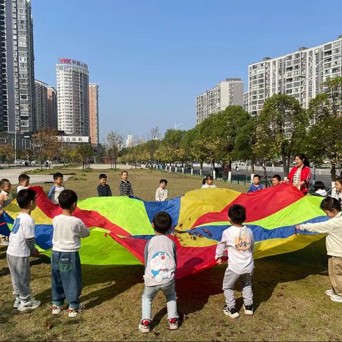 “ 童心拾秋、秋叶如画”——爱和自由幼儿园树叶粘贴画主题活动