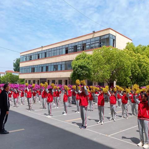 颍州区三合小学阳光课间展活力，师生携手共进步