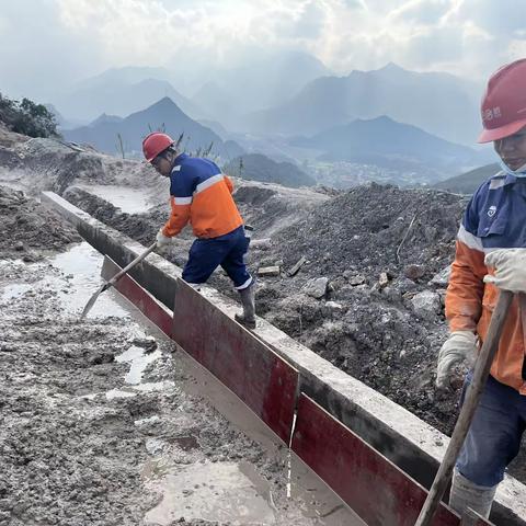 道县公司总经理杨中超带领行政支持服务部门人员硬化骨料发货现场路面