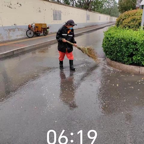 加强雨后保洁作业，提升道路环境质量