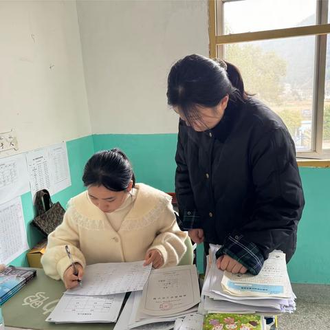 抓常规，促发展——广信区铁山小学进行教学常规检查