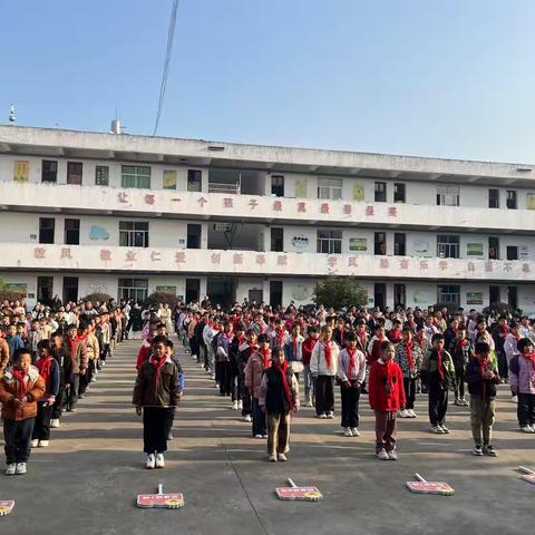 百尺竿头，更进一步——广信区铁山乡中心小学召开期中表彰大会