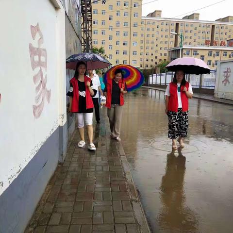 紫东社区网格员雨天巡查不松懈     为居民撑起安全伞