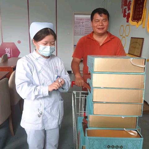 【情满中秋】 中秋节赣医医院慰问在岗员工，为员工发放中秋节日礼盒和水果