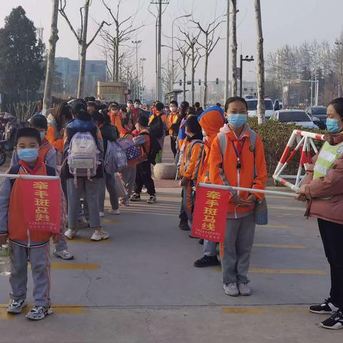 携手春天，温暖守护——日照市朝阳小学六年级六班家长护卫队